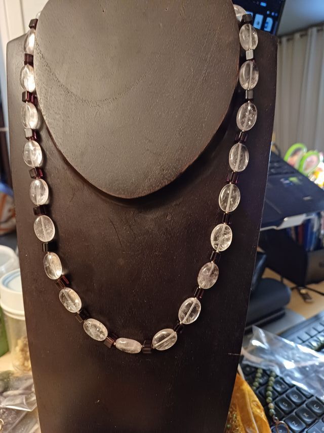 Collar de amatistas de distintos colores y plata