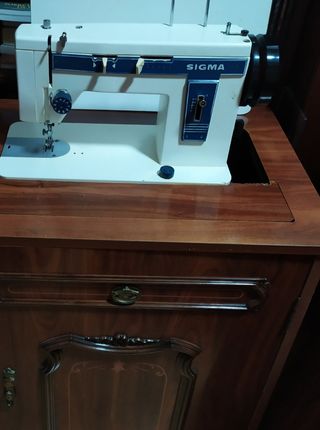 Maquina de coser con mueble.