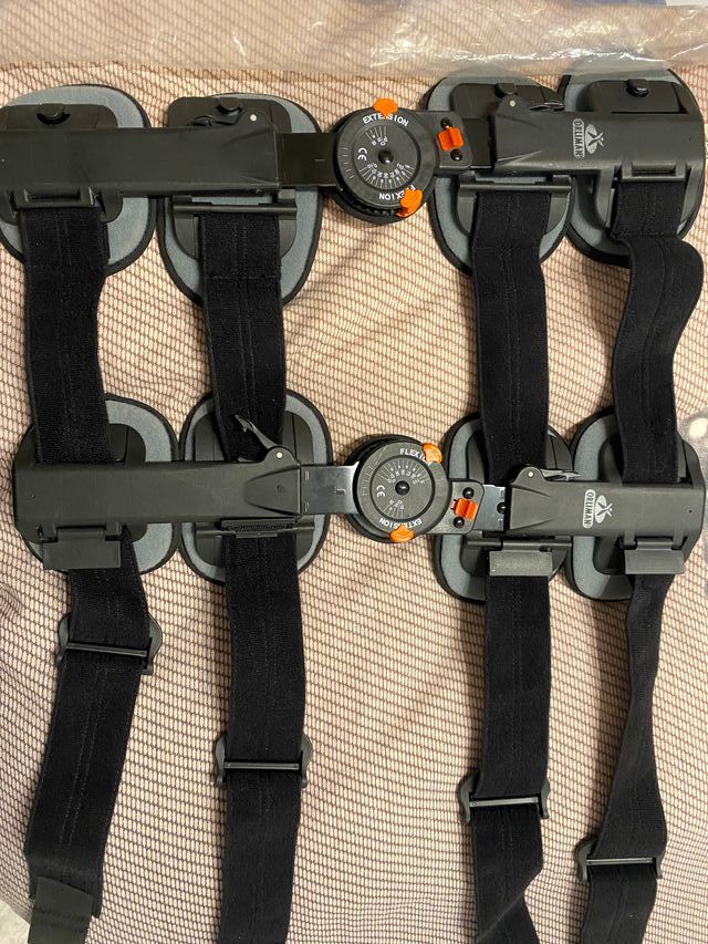 Ginocchiera ortopedica regolabile con serratura