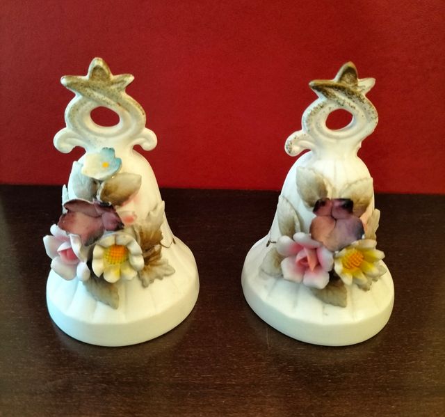 Campanas de porcelana japonesa. 6 x 10 cm.