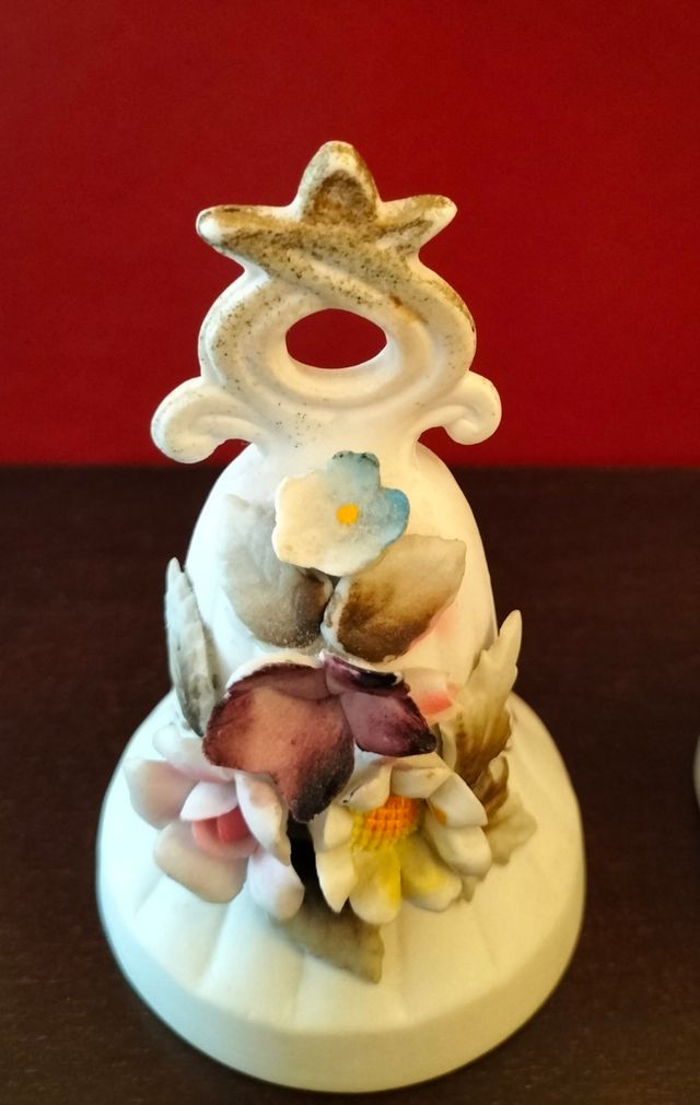 Campanas de porcelana japonesa. 6 x 10 cm.