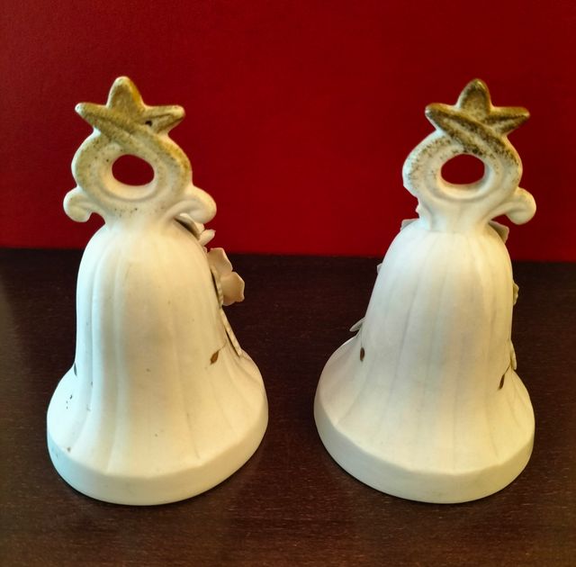 Campanas de porcelana japonesa. 6 x 10 cm.