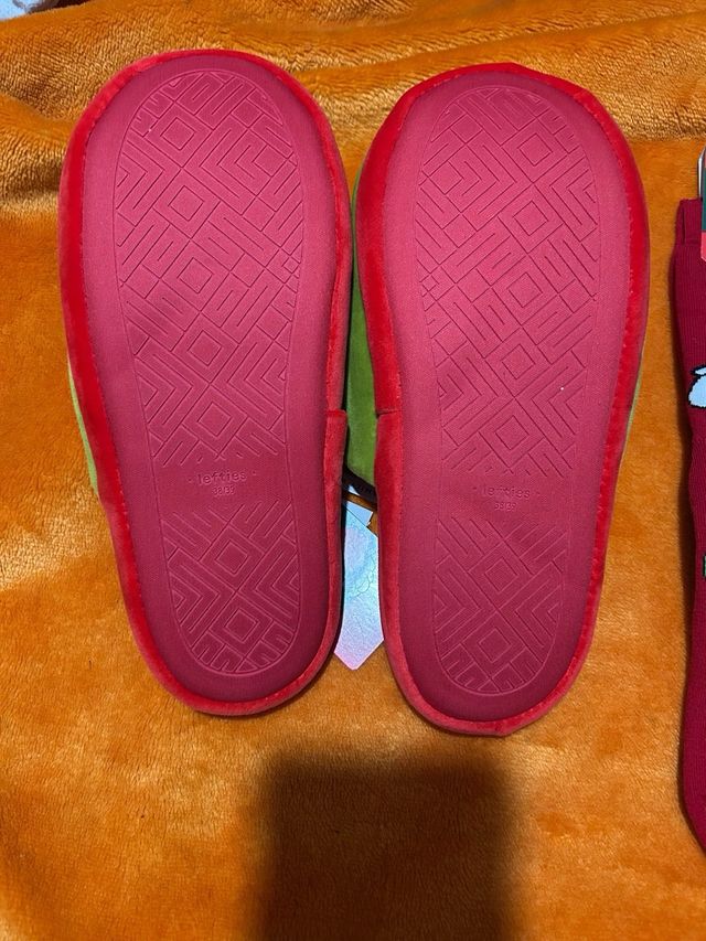 Pack grinch zapatillas y calcetines