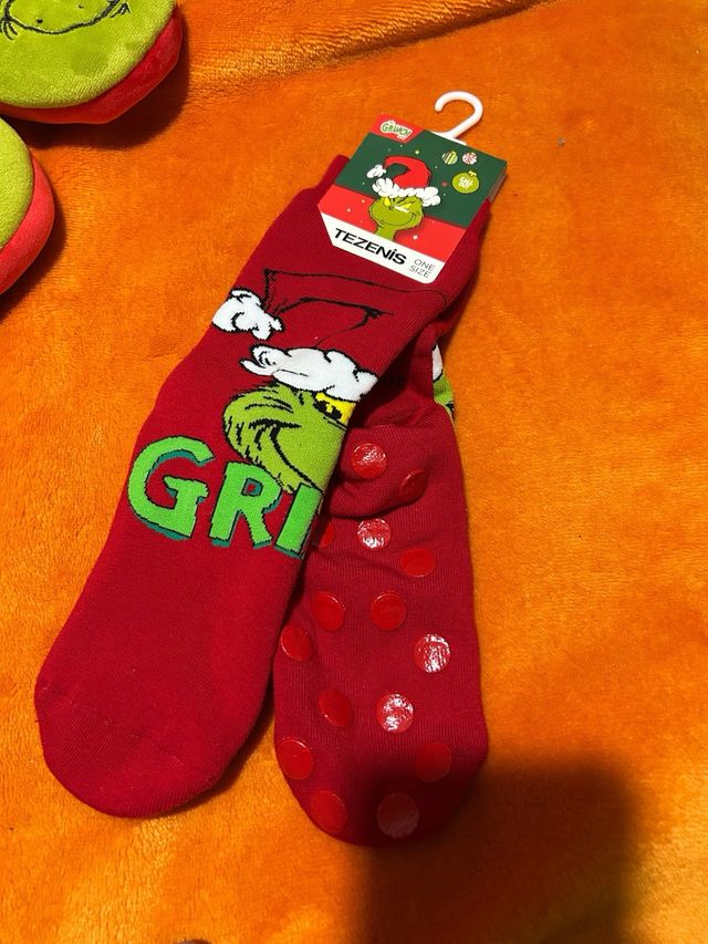 Pack grinch zapatillas y calcetines