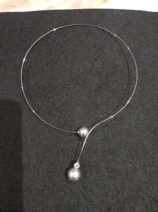 Precioso collar imitación perla gris 
