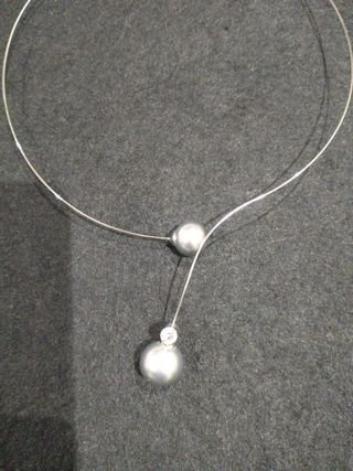 Precioso collar imitación perla gris 