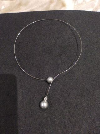 Precioso collar imitación perla gris 
