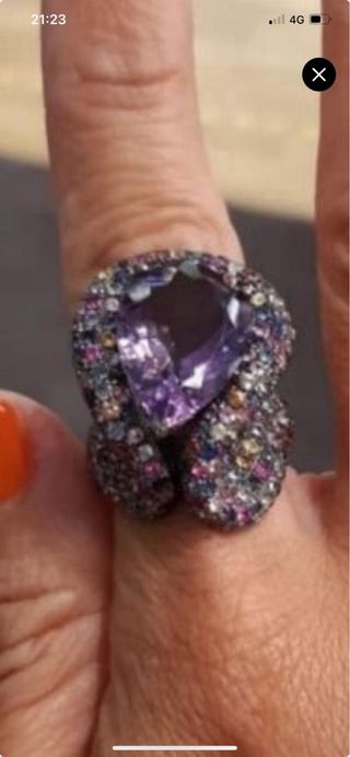 Anillo de safiros con amatista preciosa