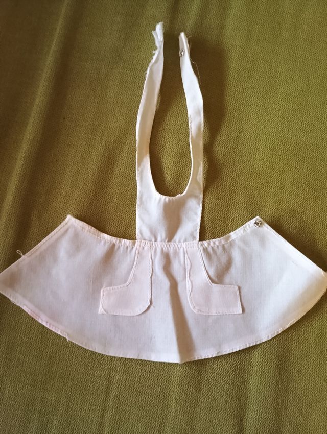 Mandil blanco de la Nancy.