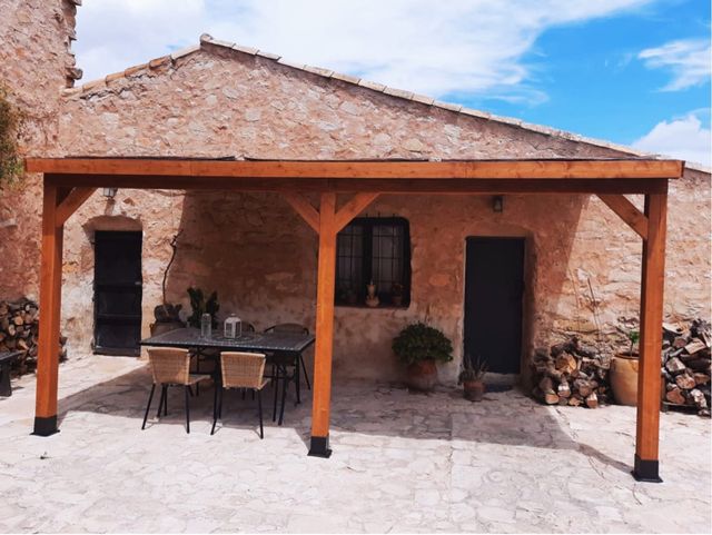 Pergola madera laminada anexada techada