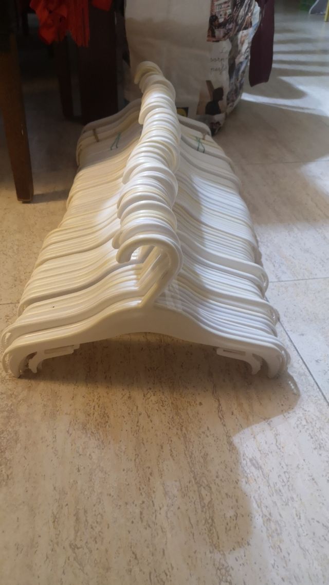 REGALO Percha plástico 90 unidades