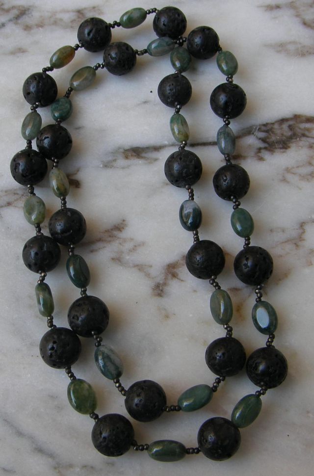 Collar de coral marino negro y gemas de esmeraldas