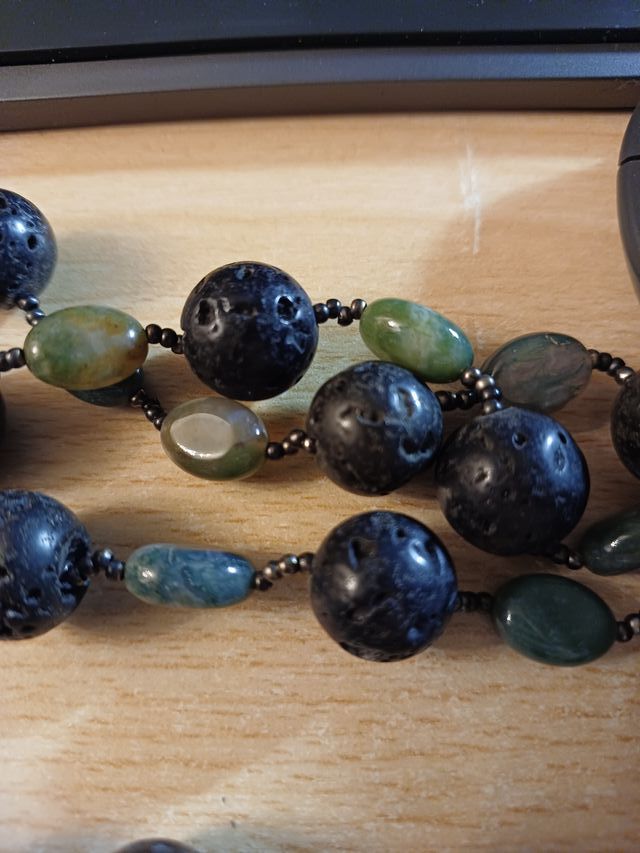 Collar de coral marino negro y gemas de esmeraldas