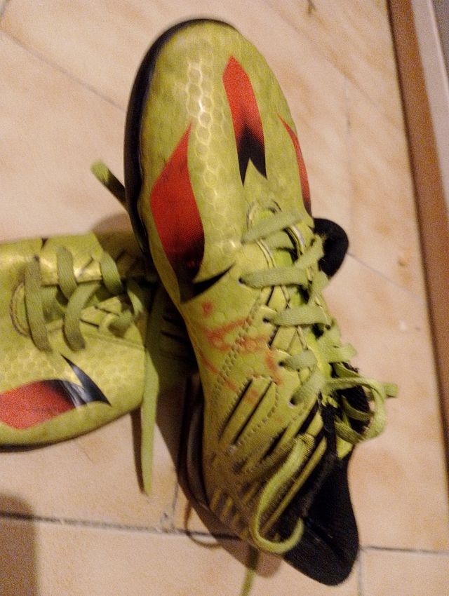 Zapatos de fútbol firmados por casillas