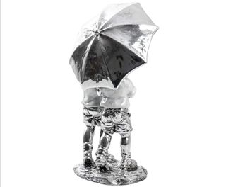 Figura infantil con paraguas