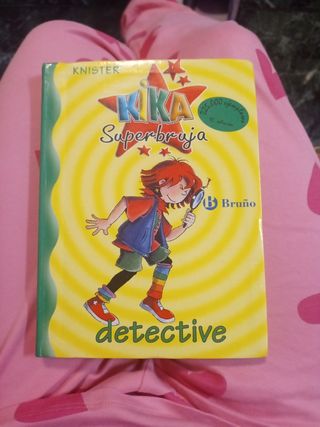 Kika Superbruja, detective (Kika Superbruja / Kika Super Witch) (Spanish Edition)