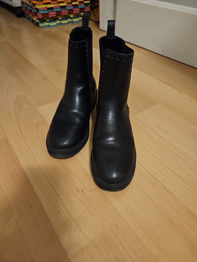 Botines de piel y tachas. Mango Kids