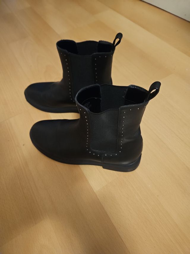 Botines de piel y tachas. Mango Kids