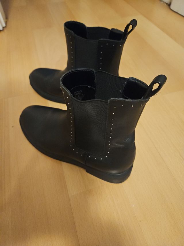 Botines de piel y tachas. Mango Kids