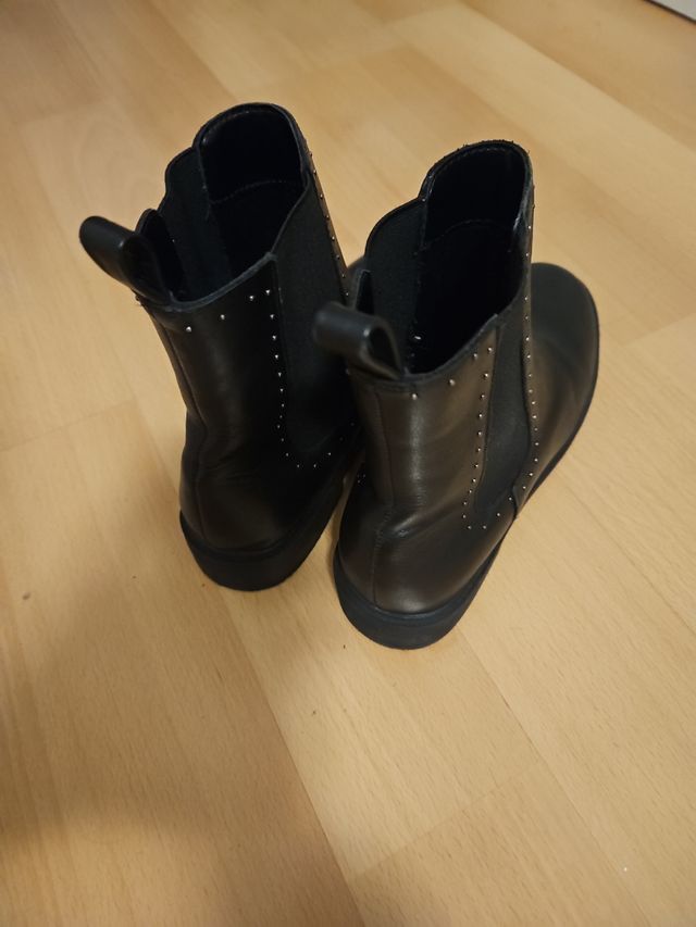 Botines de piel y tachas. Mango Kids