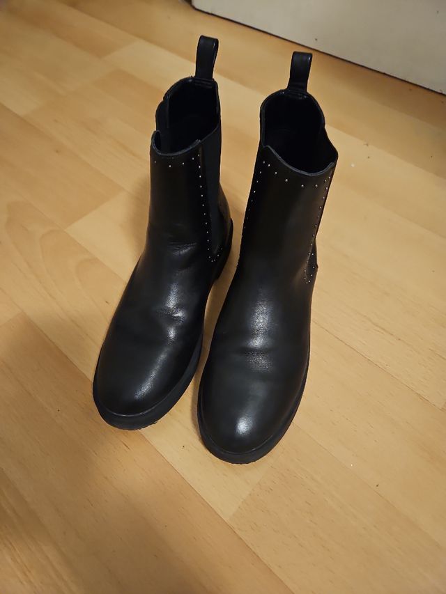 Botines de piel y tachas. Mango Kids