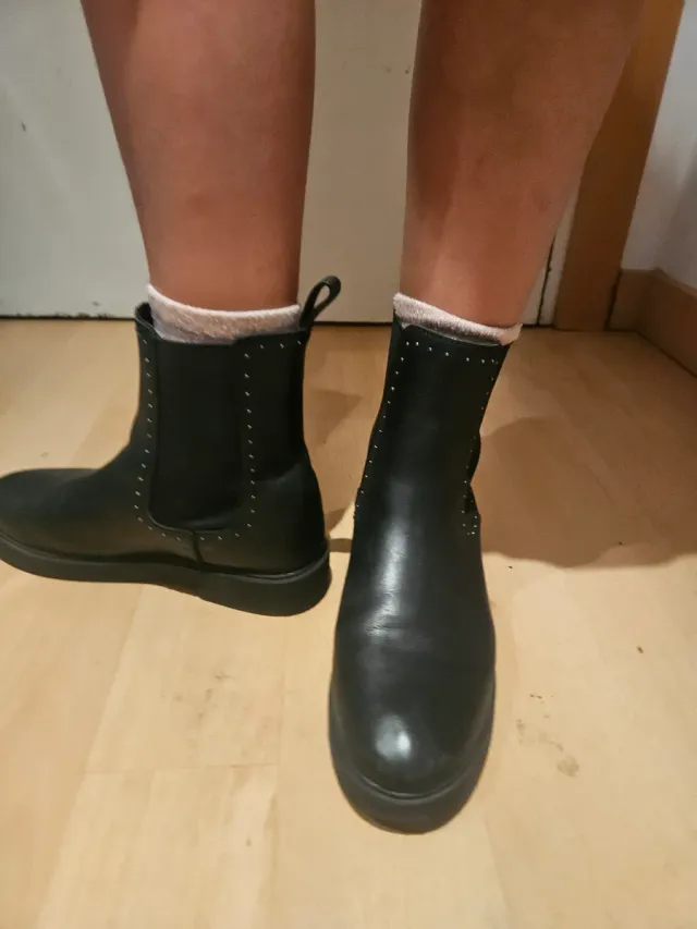 Botines de piel y tachas. Mango Kids