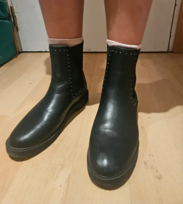 Botines de piel y tachas. Mango Kids