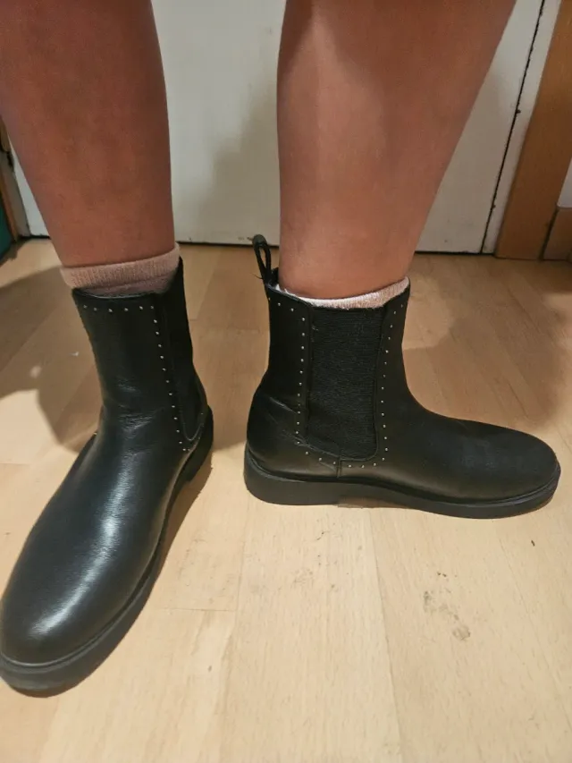 Botines de piel y tachas. Mango Kids