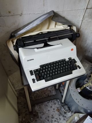 Maquina escribir electrica Olimpia con funda