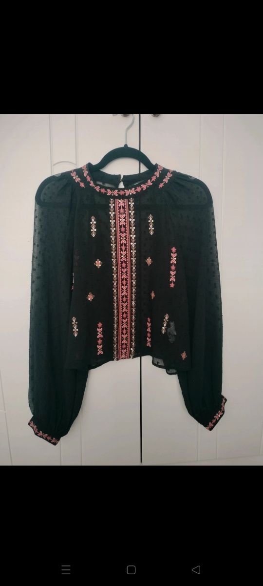 Blusa plumeti bordados y transparencias