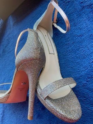 Tacones dorados 
