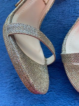 Tacones dorados 