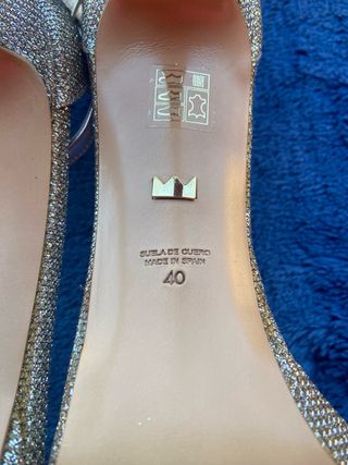 Tacones dorados 