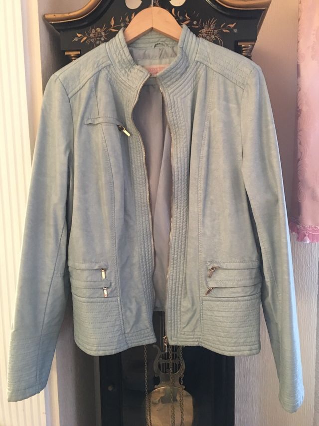 Cazadora polipiel azul cielo