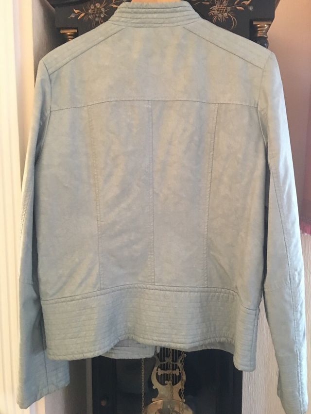 Cazadora polipiel azul cielo