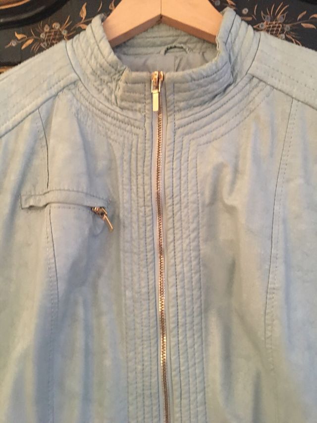 Cazadora polipiel azul cielo