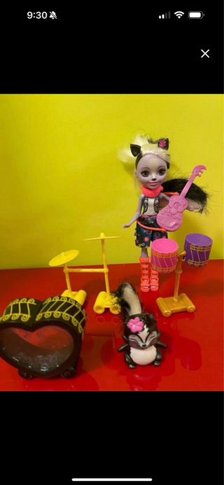 Muñeca Enchantimals Sake Skunk y mascota Caper