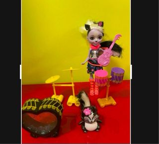 Muñeca Enchantimals Sake Skunk y mascota Caper