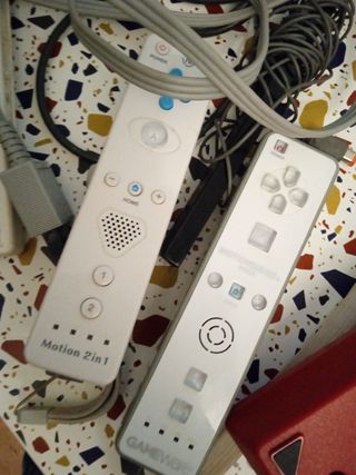 Consola wii mini y juegos roja