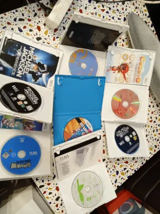 Consola wii mini y juegos roja