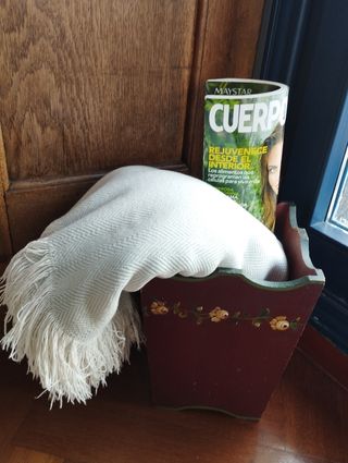 REVISTERO ETC DE MADERA PINTADO A MANO
