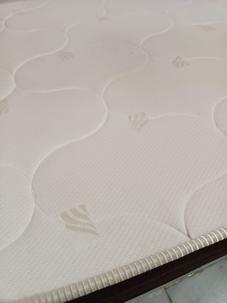 Cama, mesilla, colchón y tapiflex