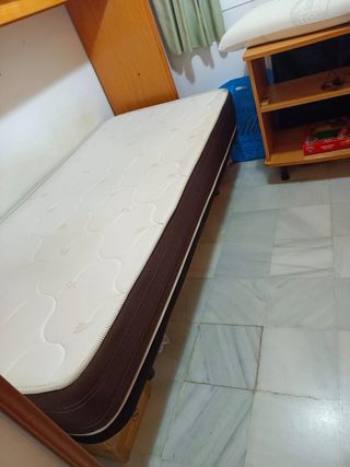 Cama, mesilla, colchón y tapiflex