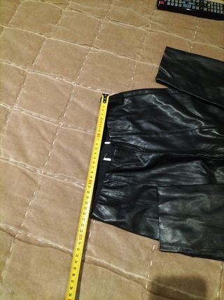 Pantalón tipo polipiel o vinilo finito talla xs
