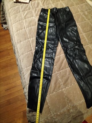 Pantalón tipo polipiel o vinilo finito talla xs