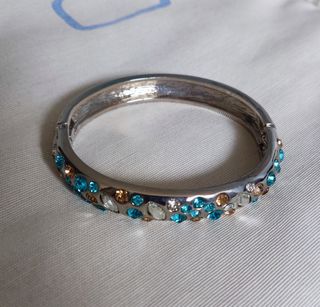 Pulsera plateada con pedrería.