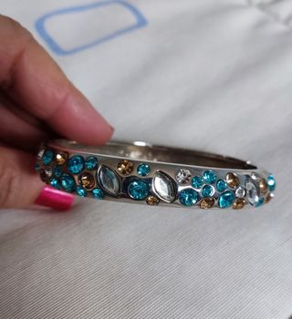 Pulsera plateada con pedrería.
