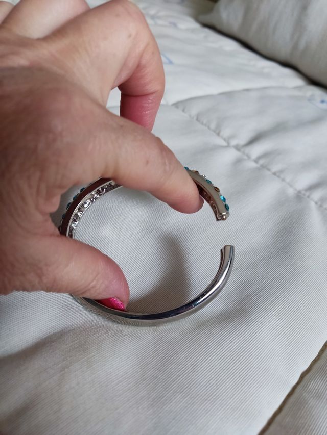 Pulsera plateada con pedrería.