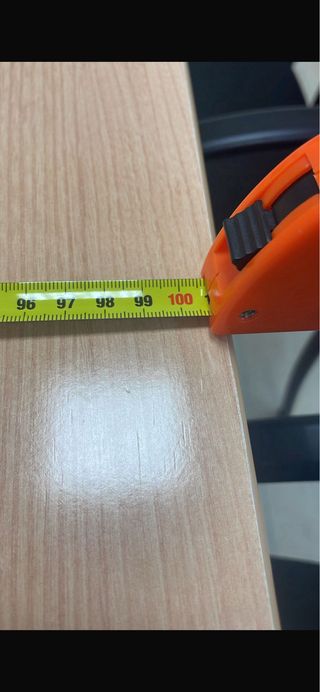 Mesa y sillas de oficina