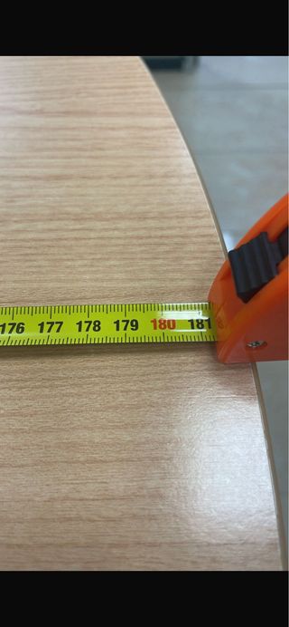 Mesa y sillas de oficina